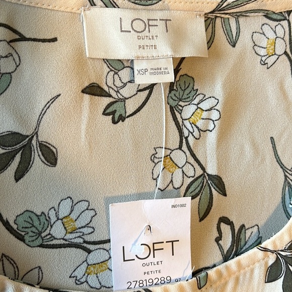 NWT LOFT floral masks motif blouse - Picture 4 of 6
